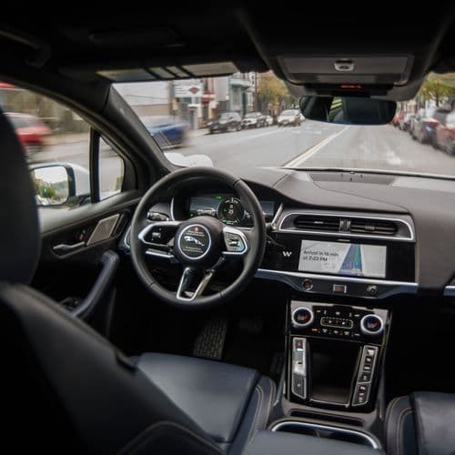 The New Traffic Light with White Light: a Proposal to Coordinate Autonomous Cars and Human Drivers
