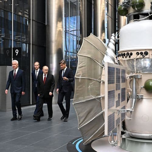 Russian Cosmonauts Are Learning to Photograph Earth Using a Vr Simulator.