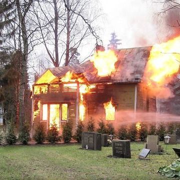 Bay Shore house fire spreads to 2 neighboring homes, 1 person killed